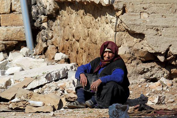 امراة من حلب بعد الدمار الذي لحق بالمدينة